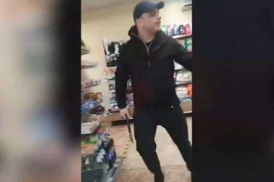 Чоловік із сокирою розніс супермаркет «АТБ» – відео