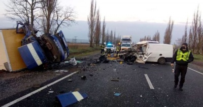 Мікроавтобус з трунами з небіжчиками зіткнувся з вантажівкою: водій загинув