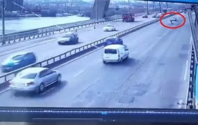 Момент падіння чоловіка з мосту на дорогу потрапив на відео