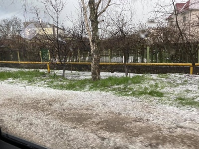 Одеську область засипало снігом і крижаним градом: відео негоди