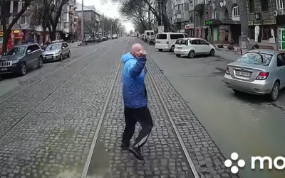 Пасажир, який не встиг на трамвай, кілька кварталів біг попереду й показував водію середній палець – відео