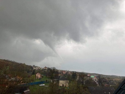 Поблизу українського кордону помітили торнадо – фото