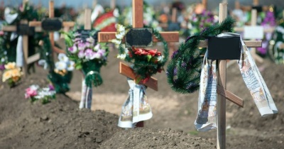 Позували оголеними на тлі могил: 7-класниці влаштували фотосесію на кладовищі