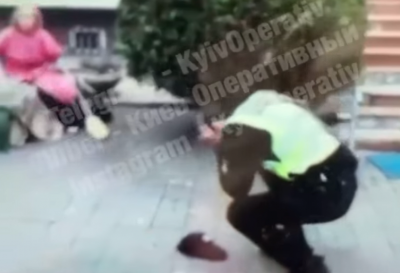 Розлючена жінка вдарила поліцейського мітлою по голові – відео