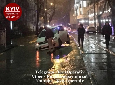 У Києві дві автівки в різних місцях одночасно провалились під асфальт – відео