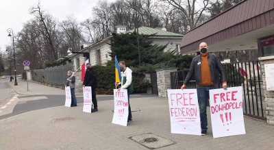 У столицях п’яти європейських країн одночасно пікетували посольства Росії через затримання українського журналіста