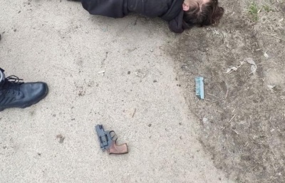 У Житомирі чоловік двічі вистрелив у себе, тікаючи від поліції 