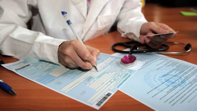 Українцям хочуть врізати лікарняні: виплати скоротять, а лікарям загрожують штрафи