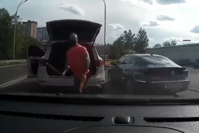 Агресивний водій-качок з битою накинувся на молоду сім’ю посеред дороги: відео інциденту