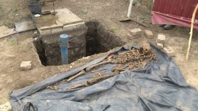Ноги або руки були зав'язаними: у сусідній з Буковиною області під час копання криниці знайшли людські останки