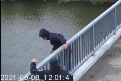Перехрестився і хотів стрибнути: самогубця на мосту врятували в останню мить - відео