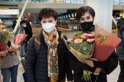 Українці проводжали гурт Go_A в аеропорту Амстердама з квітами і подарунками