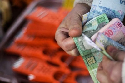 В Україні скасували обов"язковий перехід на виплату пенсій на картки: листоноші далі будуть розносити гроші