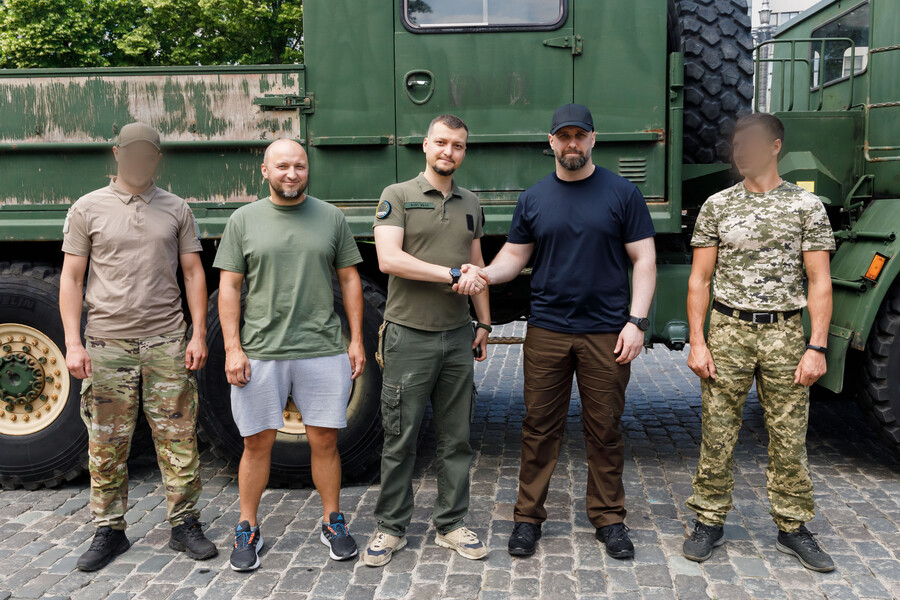 На фронт українським захисникам передали скандинавську вантажівку