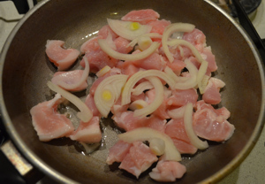 Як приготувати печеню зі свинини з картоплею і грибами