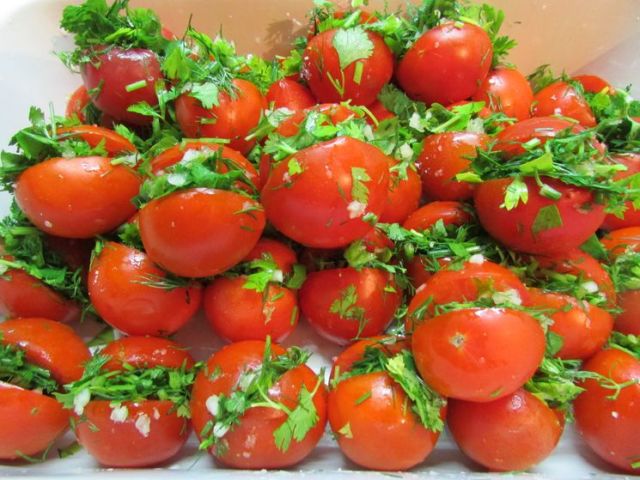 Солоні помідори з часником