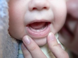 Як допомогти малюкові коли лізуть зубки