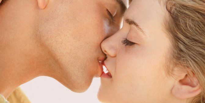 Урок перший як цілуватися в засос без язика