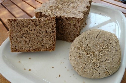 Гречаний хліб з маком насінням льону кунжутом і горіхами в хлібопічці