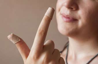Лікування травми та гематоми нігтя на руці