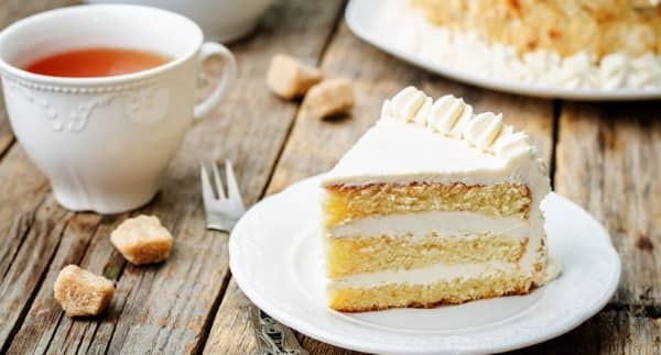 Смачний і простий десерт – торт на згущеному молоці
