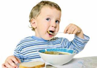 Як навчити дитину самостійно їсти ложкою