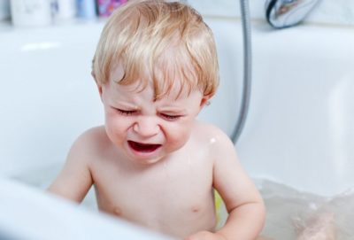 Дитина боїться купатися у ванній і не хоче митися що робити