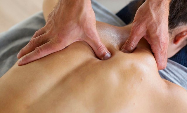 Лікувальний масаж проти болю в спині