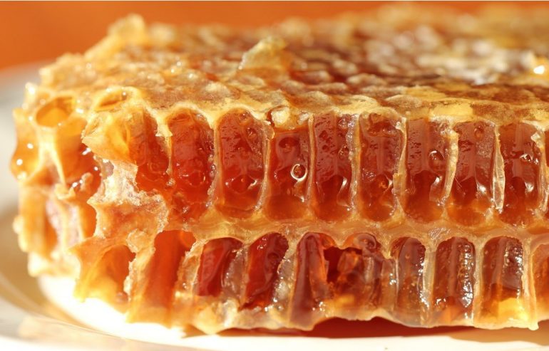 Чим корисний мед в сотах