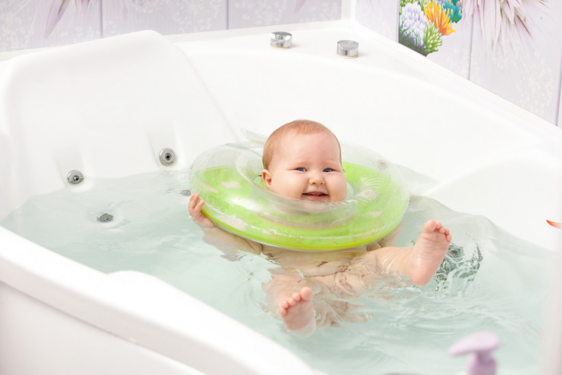 Як краще купати немовля