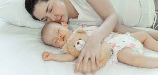 Чи можна новонародженій дитині спати на животі