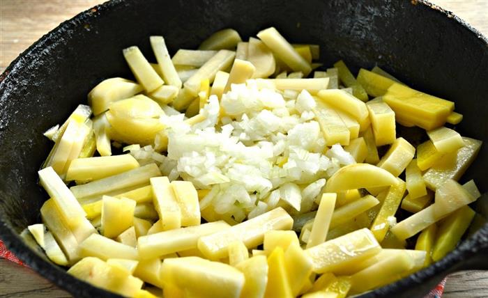 Як посмажити картоплю з цибулею на сковороді зі скоринкою