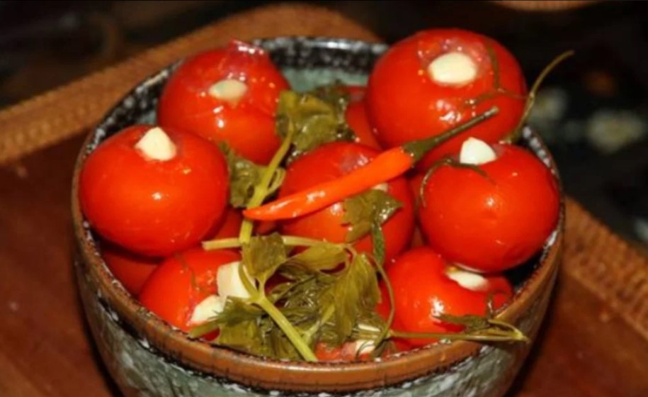 Солоні помідори з часником - це дуже смачний і популярний страва в українській кухні. Цей рецепт є досить простим, але водночас дуже смачним і корисним.