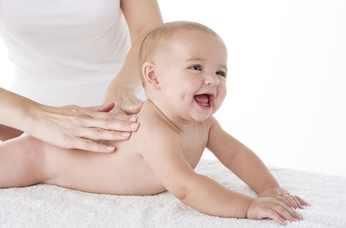 Для чого новонародженим потрібен масаж