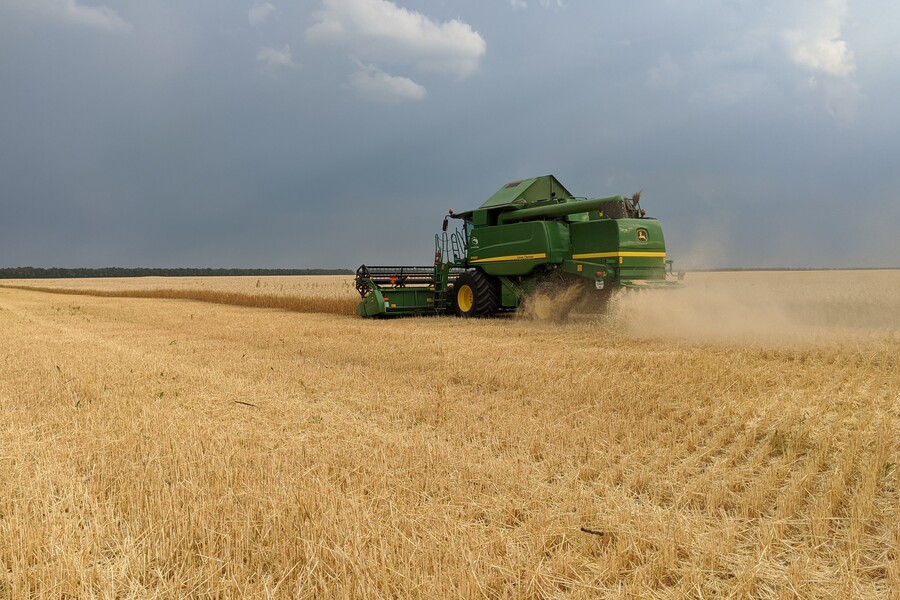 Майже за два тижні жнив аграрії намолотили понад 37 тисяч тонн зерна