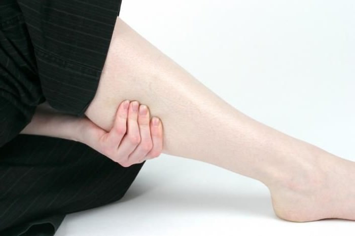Сверблять ноги нижче колін можливі причини