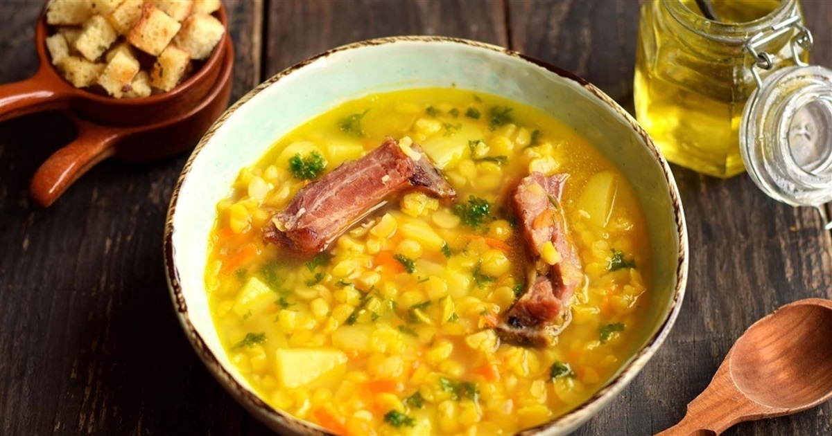 Гороховий суп з реберцями - це класична українська страва, яка завжди була популярною серед наших бабусь та прабабусь. Цей суп готується на основі чорного гороху, який надає йому неповторний смак і аромат. 