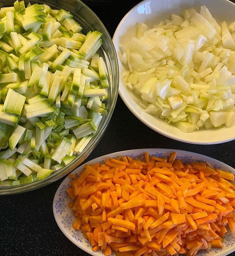 Кабачки тушковані з морквою і цибулею смачні рецепти
