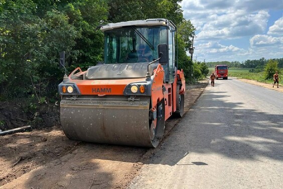 У Харківській області ремонтують дорогу, яка проходить через Безлюдівку та Хорошеве