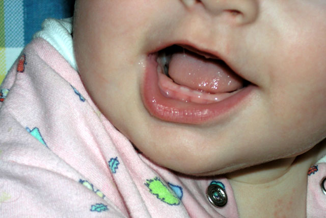 Коли у малюків з’являються перші зубки
