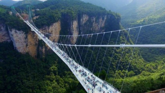 У світі найвищий і найдовший скляний міст відкрили в Китаї