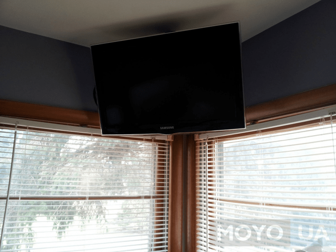 Як відбувається процес прикріплення телевізора до стелі