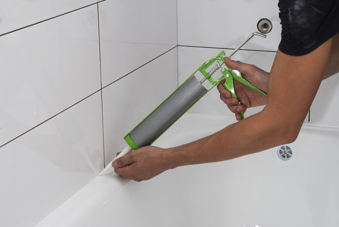 Як закрити щілину між ванною і стіною герметиком