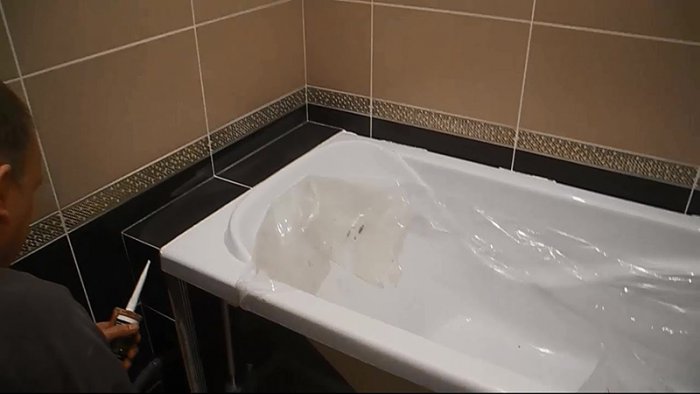 Як закрити щілину між ванною і стіною бордюром