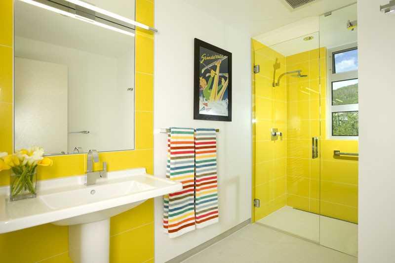 Дизайн ванної кімнати жовтого кольору адже це колір, який розвеселить і скрашує кімнату