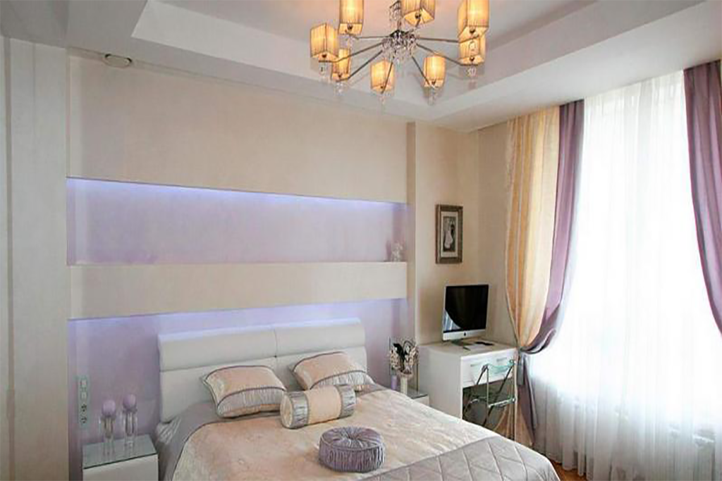 Якщо переваги в оформленні спальні віддаються класичного стилю самим недорогим і практичним рішенням стануть сатинові або матові натяжні стелі світлих відтінків