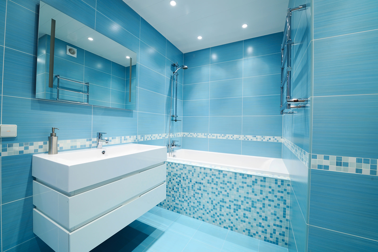 Поради та рекомендації для дизайну ванної кімнати в синьому кольорі