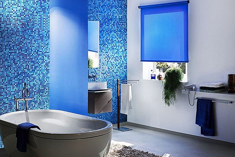 Синя і блакитна ванна кімната