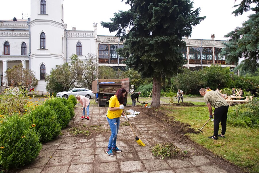 Волонтери Харківщини влаштували толоку на території Шарівського замку