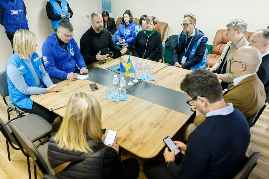 Олег Синєгубов з міжнародними партнерами відвідали гуртожиток, де проживають переселенці